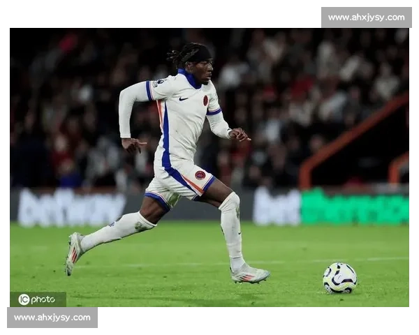 马杜埃凯 GQ 大片曝光！切尔西边锋化身巴黎世家型男